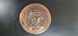 Medalis „Lietuviškosios žurnalistikos pradininkas Johanas Ferdinandas Kelkis. Skulptorius Robertas Guoba. 2020 m.